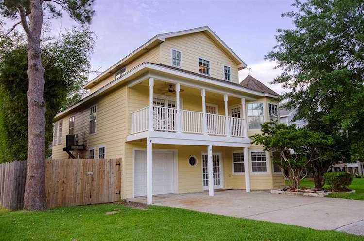 818 Cedar Rd Clear Lake Shores, TX 77565
