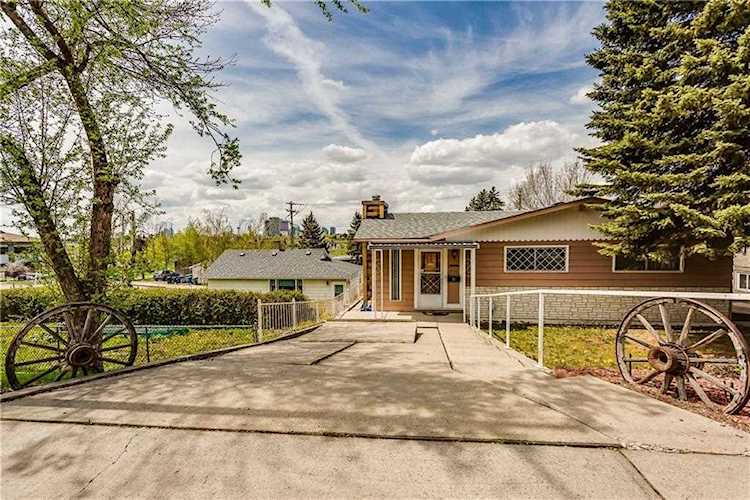 911 17 Street NE Calgary, AB T2E 4T8