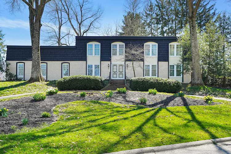 696 Howell Drive Newark, OH 43055 | MLS 220010440 - Licking Photo 1