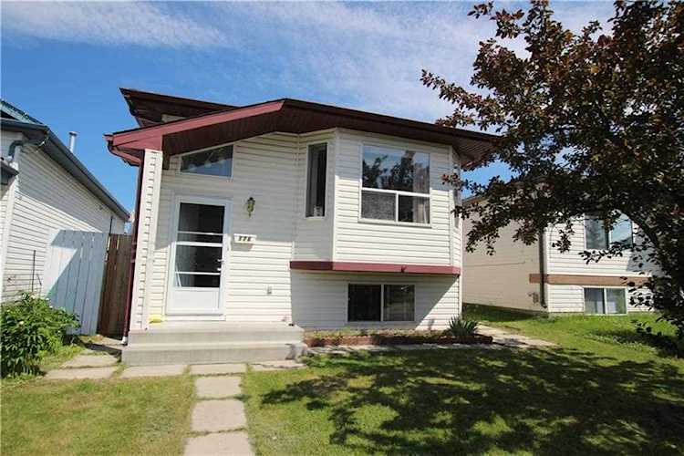 176 Appleside Close SE Calgary, AB T2A 7T8