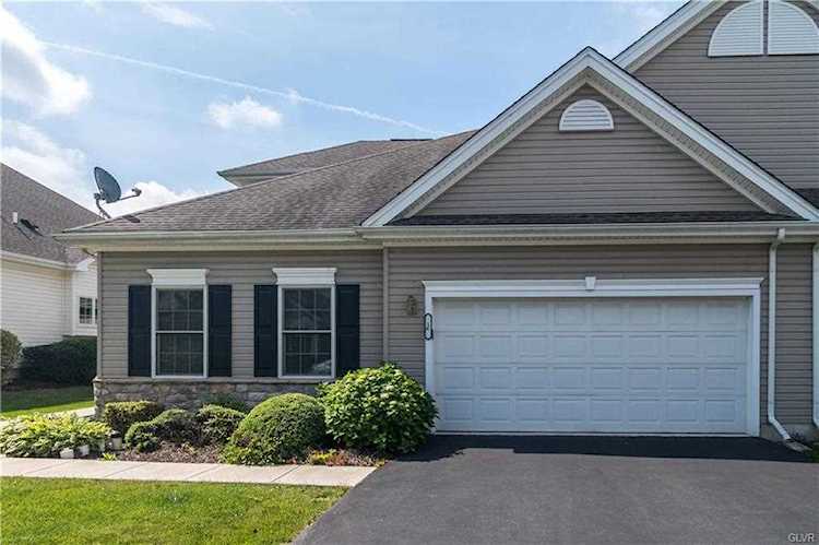 16 Moor Dr Easton, PA 18045