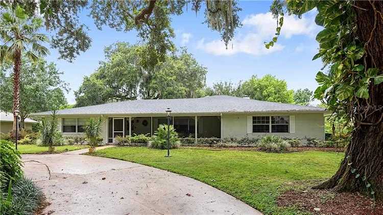 17 Palm Dr Yalaha, FL 34797