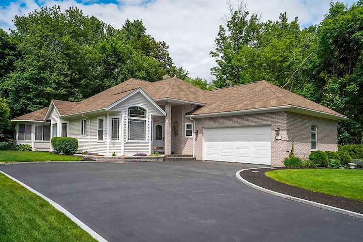 44 Cricket Ln Manchester, NH 03104