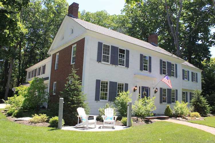 71 Walnut Hill Ave Manchester, NH 03104