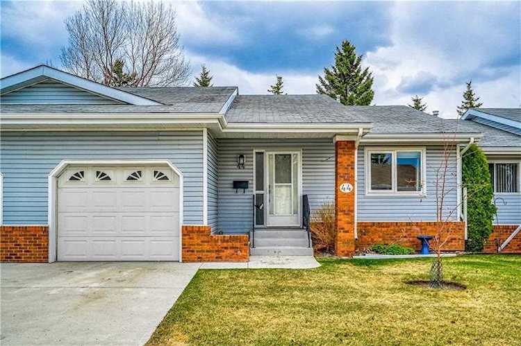 44 Vandoos Gardens NW Calgary, AB T3A 4W4