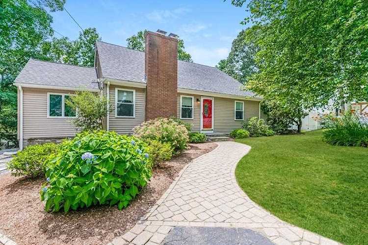 7 Edgewood Rd Southborough, MA 01772