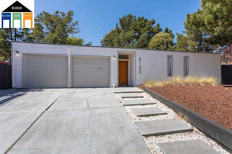 8180 Phaeton Dr Oakland, CA 94605