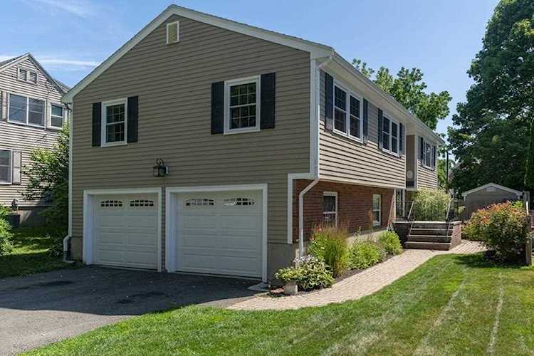 17 Devereux Ter Marblehead, MA 01945