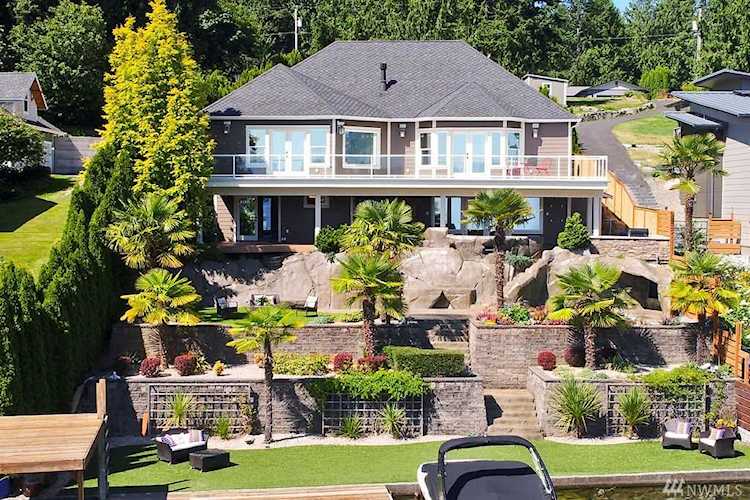 3913 Lakeridge Dr E Lake Tapps, WA 98391