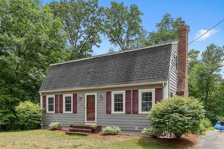 40 Clover Hill Drive Chelmsford, MA 01824