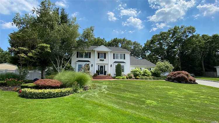 30 Rolling Hills Drive Nesconset, NY 11767
