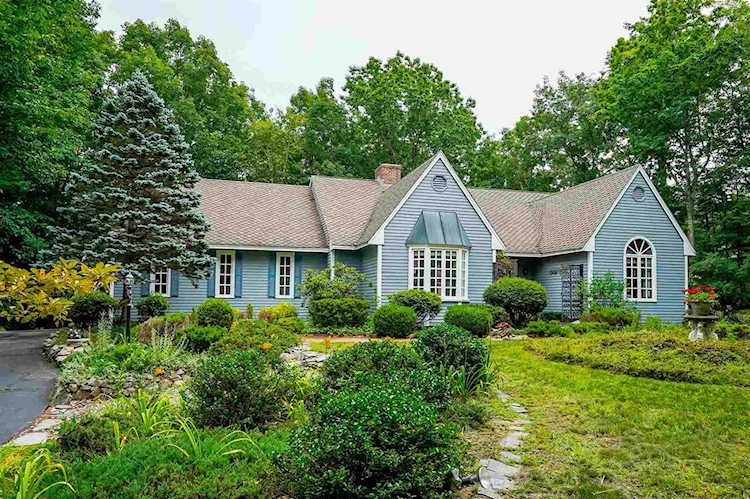 72 Hitching Post Ln Bedford, NH 03110