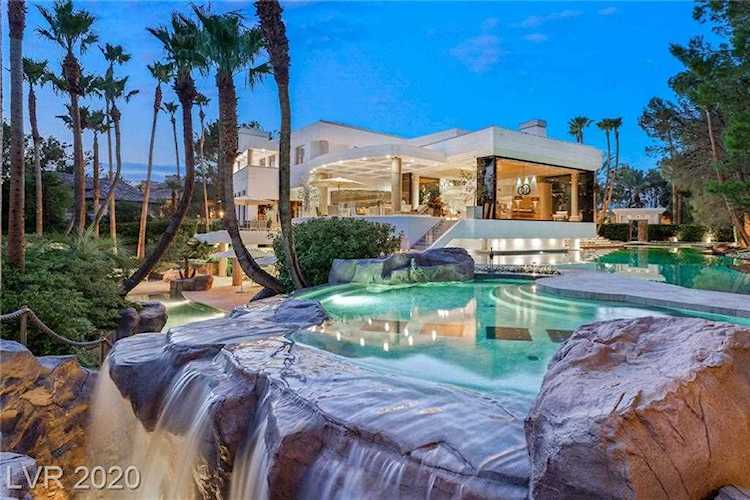 93 Spanish Gate Dr Las Vegas, NV 89113