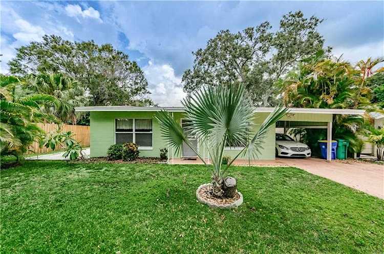 10617 Lake Breeze Dr Seminole, FL 33772