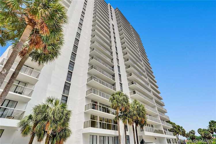 3701 N Country Club Dr #1206 Aventura, FL 33180