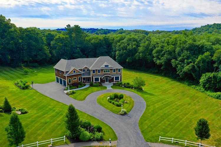 6 Metcalf Ln Southborough, MA 01772