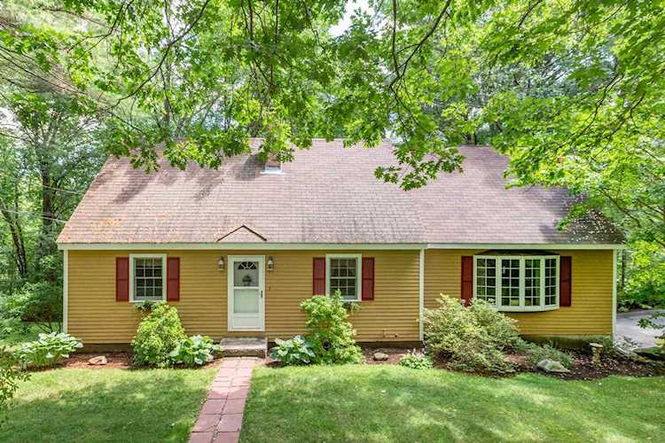 287 Wallace Rd Bedford, NH 03110 | MLS 4819406 Photo 1