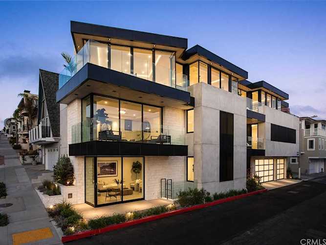 2016 Ocean Drive Manhattan Beach, CA 90266
