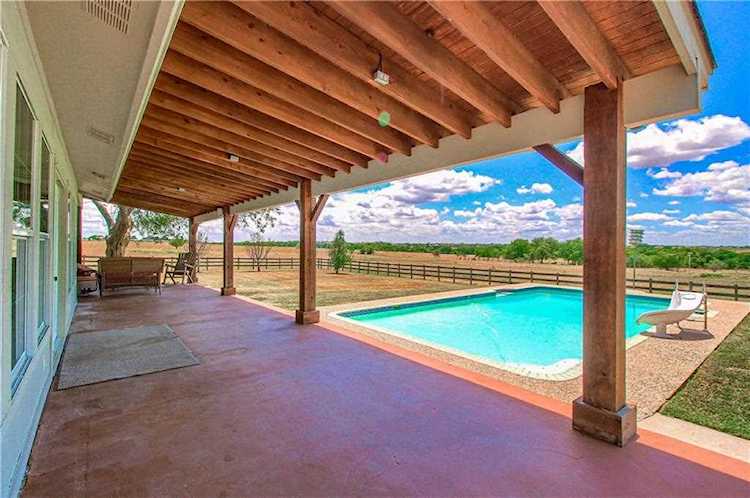2750 County Road 100 Hutto, TX 78634