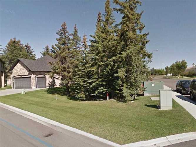 6 Strathridge Ln SW Calgary, AB T3H 0A1
