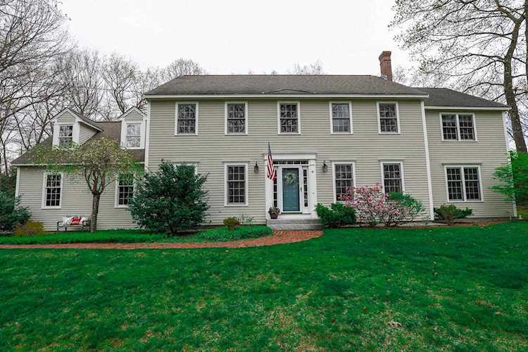 81 Highcrest Rd Manchester, NH 03104