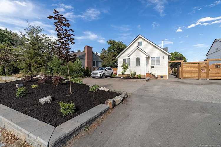 1869 Ethel Street Kelowna, BC V1Y2Z3
