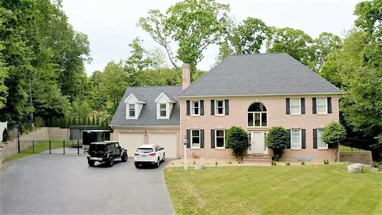 127 North St Shrewsbury, MA 01545