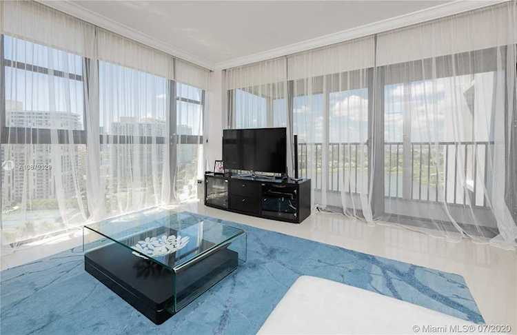 3731 N Country Club Dr #2123 Aventura, FL 33180