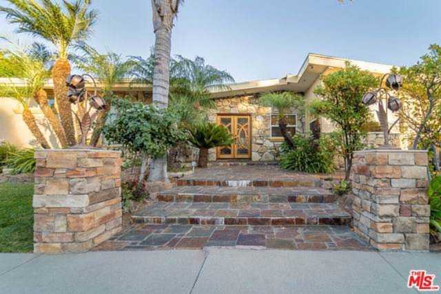 5566 El Canon Avenue Woodland Hills, CA 91367
