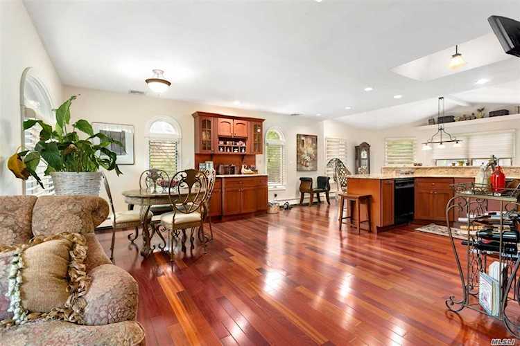 26 Canterbury Lane Nesconset, NY 11767