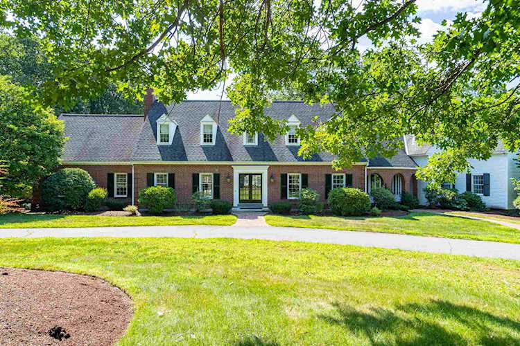 1 High Meadow Ln Amherst, NH 03031