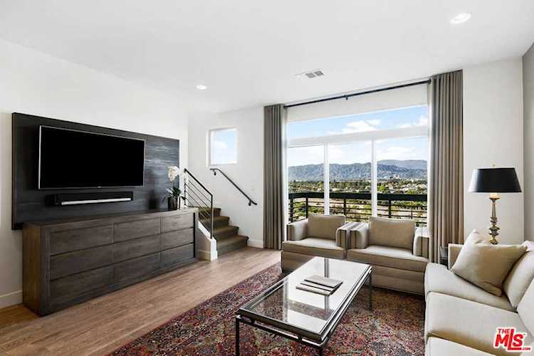 2753 Waverly Drive #1105 Los Angeles, CA 90039