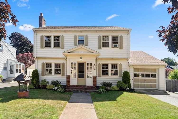 21 Canterbury Road Marblehead, MA 01945