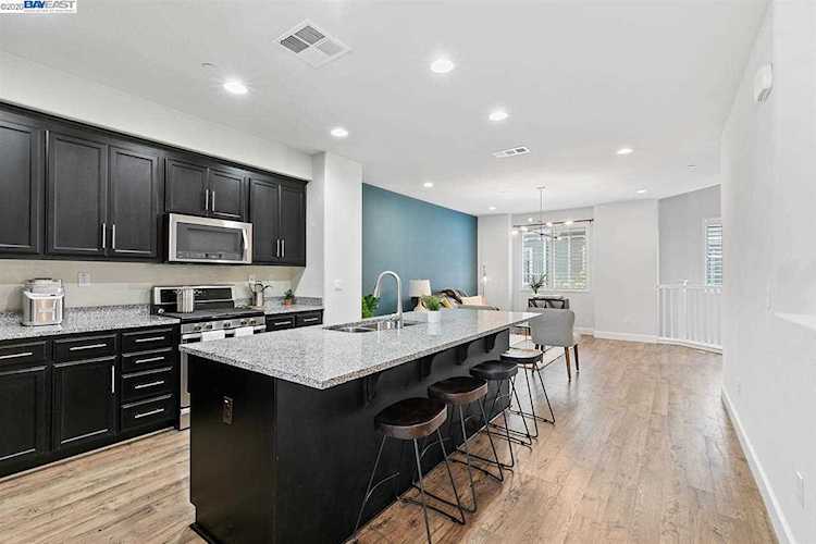 302 Jetty Dr Richmond, CA 94804