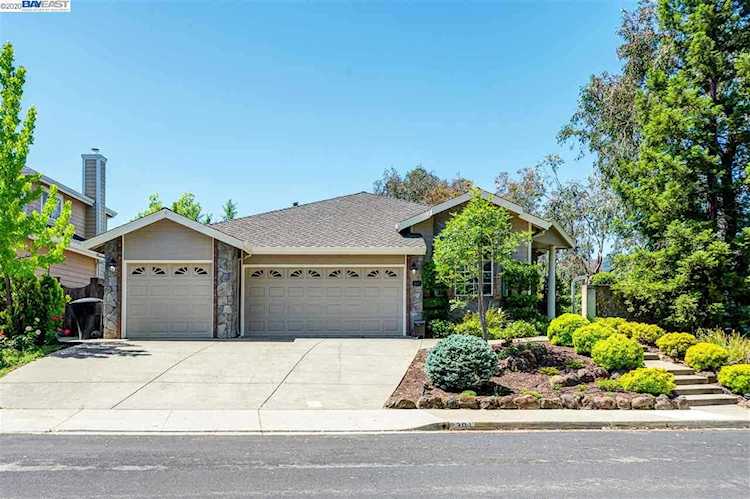 301 Diamond Ct. Pleasanton, CA 94566