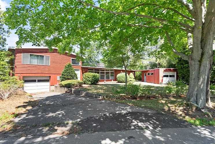 37 Brookhouse Dr Marblehead, MA 01945