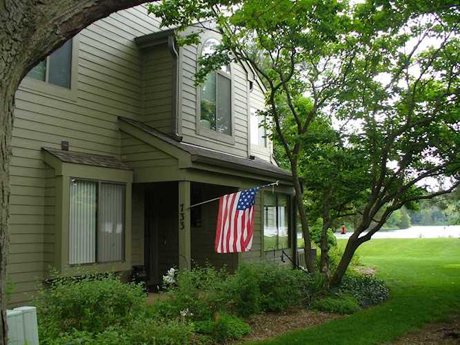 733 Woodbridge Ct #833 Lake Barrington, IL 60010