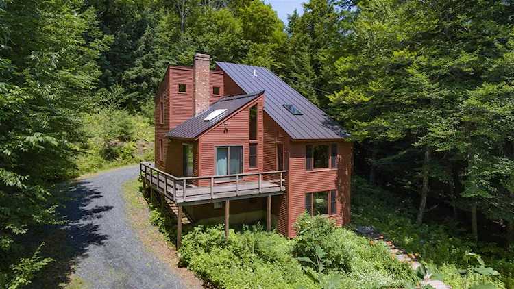 693 Noyes Ln Hartford, VT 05059