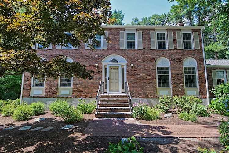 15 Garry Dr Medfield, MA 02052