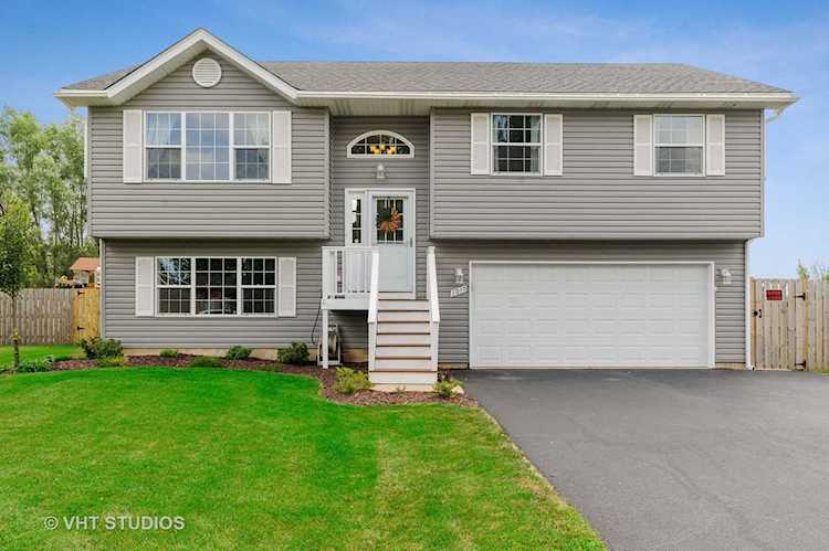 1017 Heritage Ct Hebron, IL 60034