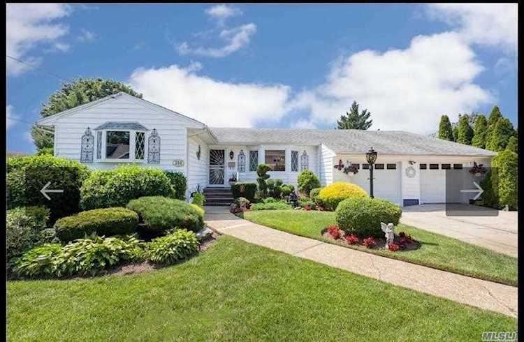 218 N Poplar St Massapequa, NY 11758