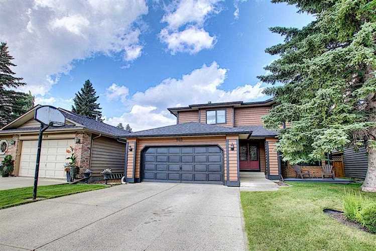 942 Suncastle Dr SE Calgary, AB T2X 2M3