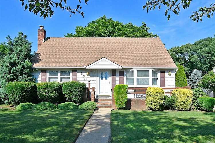 833 Arlington Drive Seaford, NY 11783