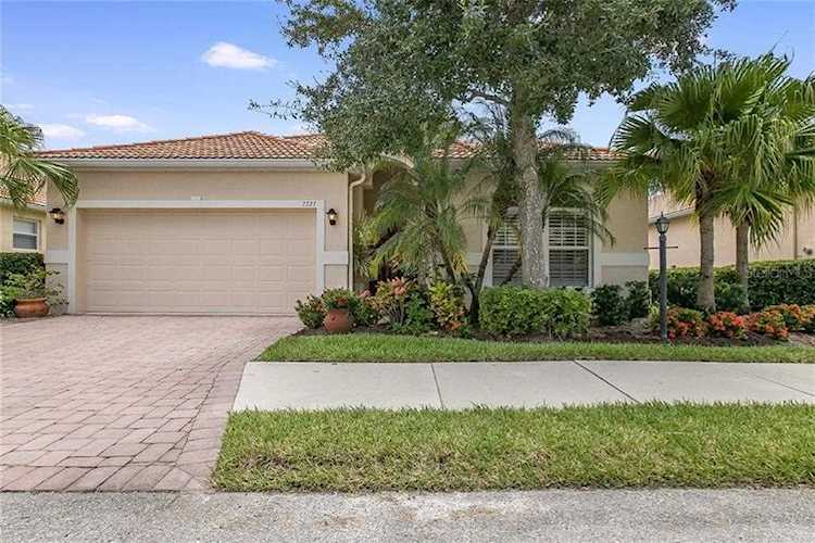 7727 E 33rd St Sarasota, FL 34243