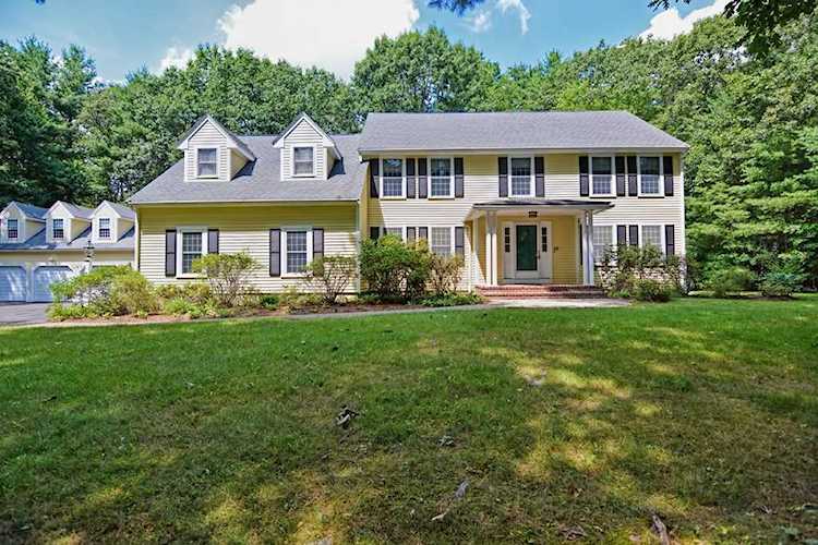 35 Heritage Dr Walpole, MA 02081