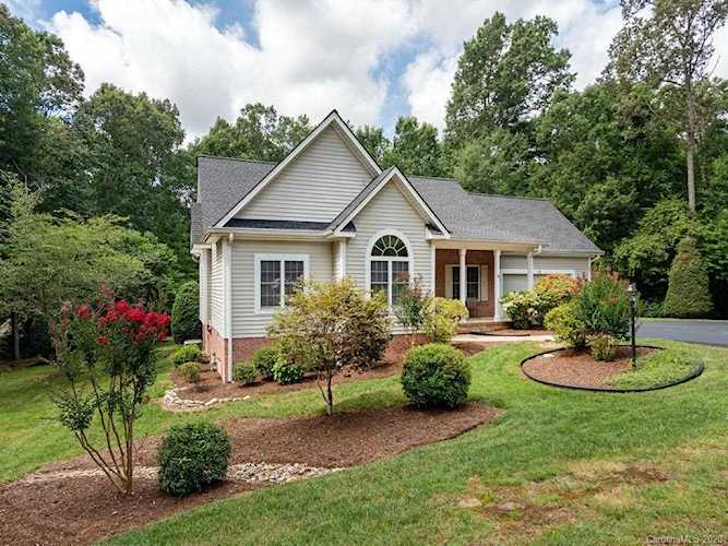 105 Arrowood Ln Hendersonville, NC 28791