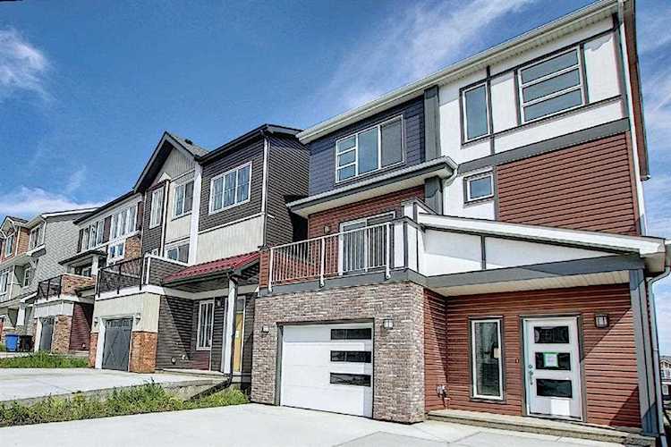 212 Lucas Manor NW Calgary, AB T3P 1H8