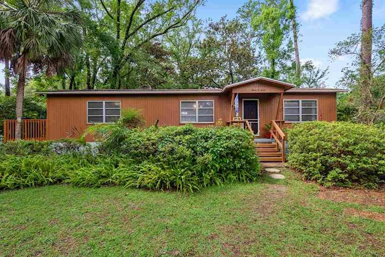 1207 Hemlock St Tallahassee, FL 32301 in Woodland Drives