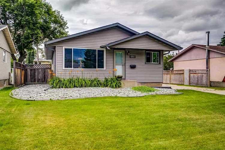 8915 169 Street Edmonton, AB T5R 2X2