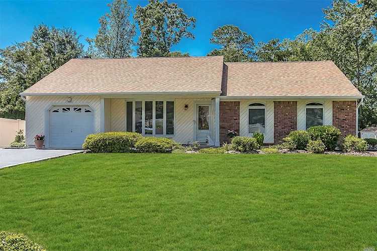 8 Barrett Court Nesconset, NY 11767